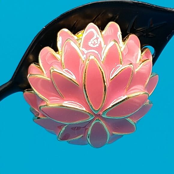 Vintage Pink Enamel Flower Clip Earrings, Gold Tone, Vintage Jewelry - Picture 3 of 9
